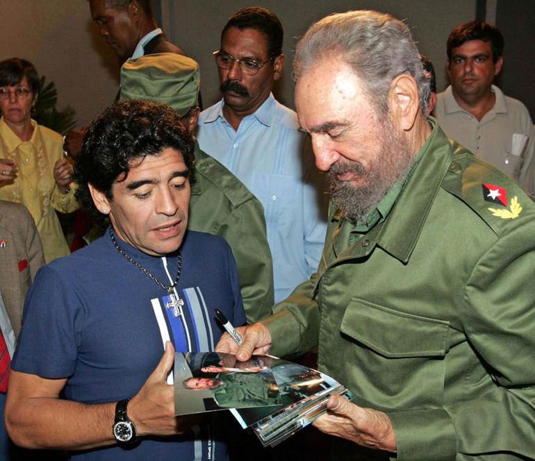 Maradona trò chuyện với Chủ tịch Cuba Fidel Castro trước khi tham gia một chương trình truyền hình tại Havana, năm 2005. (Ảnh: Getty Images) Cuộc đời và sự nghiệp của huyền thoại Maradona qua ảnh -0