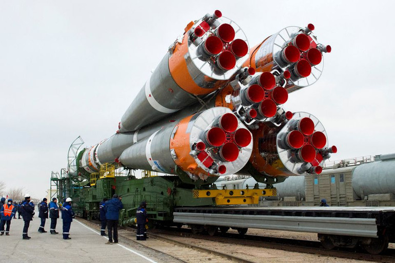 Tên lửa đẩy Soyuz-2.1a cùng với tàu vũ trụ Soyuz MS-21 được đưa lên bệ phóng tại Sân bay vũ trụ Baikonur, Kazakhstan ngày 15/3. Ảnh: Roscosmos. Ba phi hành gia Nga lên Trạm Vũ trụ quốc tế -0