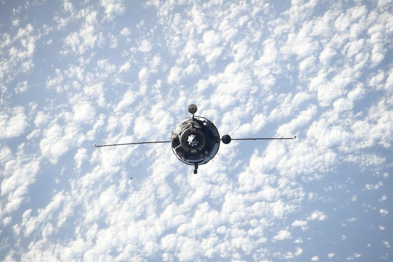 Tàu vũ trụ Soyuz MS-21 chở ba phi hành gia Nga khi bắt cập bến Trạm Vũ trụ quốc tế (ISS) vào ngày 18/3. Ảnh: Roscosmos. Ba phi hành gia Nga lên Trạm Vũ trụ quốc tế -0