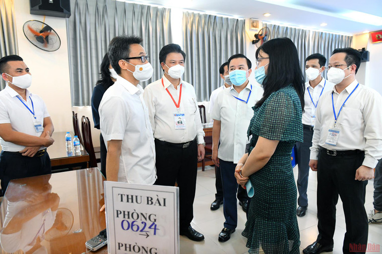 Phó Thủ tướng Vũ Đức Đam kiểm tra Kỳ thi tốt nghiệp THPT năm 2022 tại Hà Nội -0