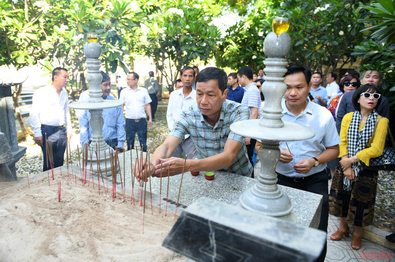 Các nhà báo, phóng viên Báo Nhân Dân thắp hương tưởng nhớ các Anh hùng, liệt sĩ. Đoàn báo Nhân Dân dâng hương, dâng hoa tưởng niệm các chiến sĩ Gạc Ma hy sinh tại vùng biển Trường Sa. -0