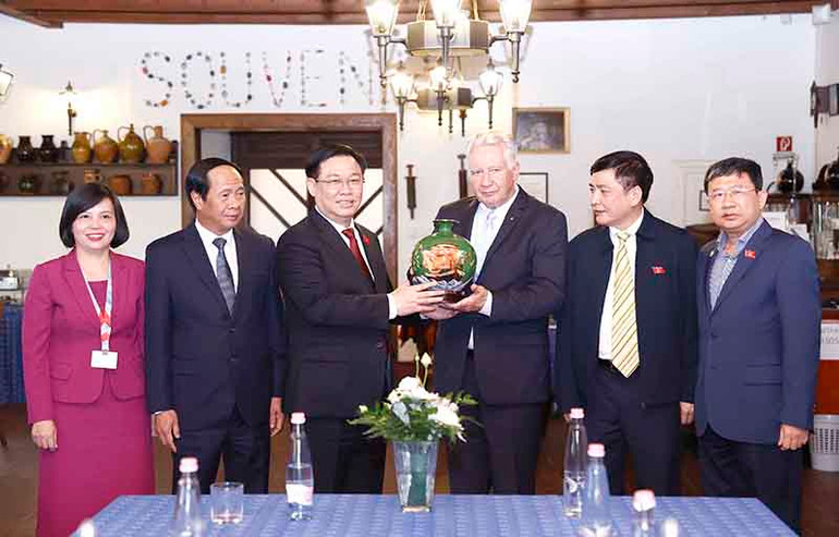 Chủ tịch Quốc hội Vương Đình Huệ thăm thành phố Albertirsa và tiếp Phó Chủ tịch Quốc hội Hungary Istvan Jakab -0