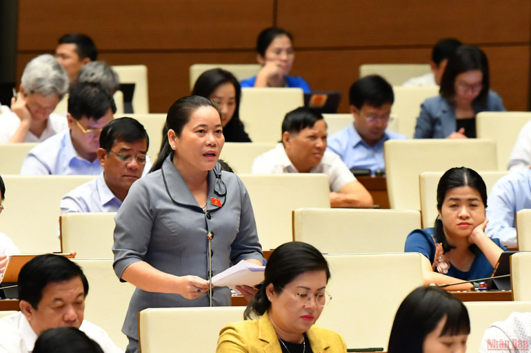 Đại biểu Lê Thị Thanh Lam phát biểu tại phiên thảo luận của Quốc hội chiều 14/6. (Ảnh: NGUYÊN KHOA) Hoàn thiện các quy định pháp luật về phòng, chống bạo lực gia đình -0