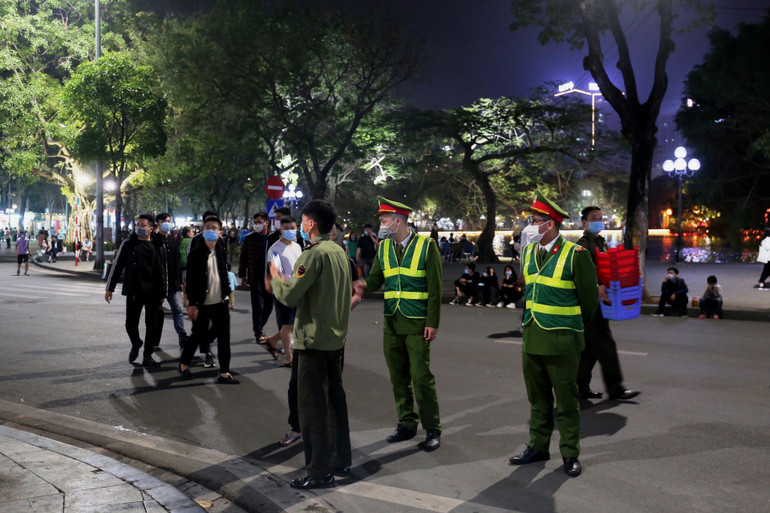 Phố đi bộ hồ Gươm vắng vẻ ngày đầu hoạt động trở lại -0