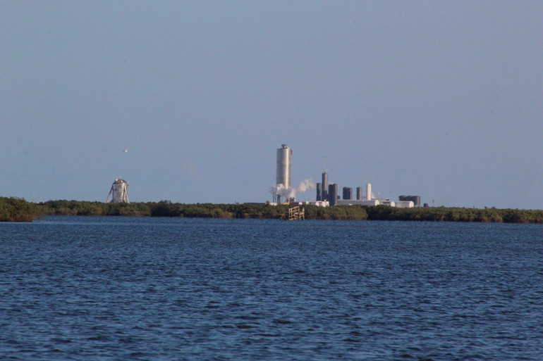 Starship SN5 trông như một chiếc phích khổng lồ sáng bóng. Ảnh: Austin Barnard qua Twitter. SpaceX phóng thử thành công nguyên mẫu Starship đưa người lên sao Hỏa -0