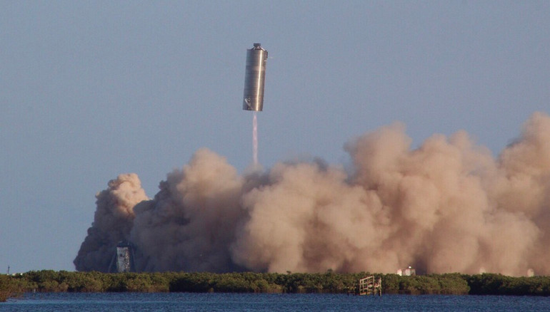 Nguyên mẫu tàu vũ trụ Starship SN5 ở độ cao 150m. Ảnh: Austin Barnard qua Twitter. SpaceX phóng thử thành công nguyên mẫu Starship đưa người lên sao Hỏa -0