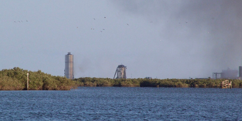 Starship SN5 hạ cánh cách địa điểm phóng không xa. Ảnh: Austin Barnard qua Twitter. SpaceX phóng thử thành công nguyên mẫu Starship đưa người lên sao Hỏa -0