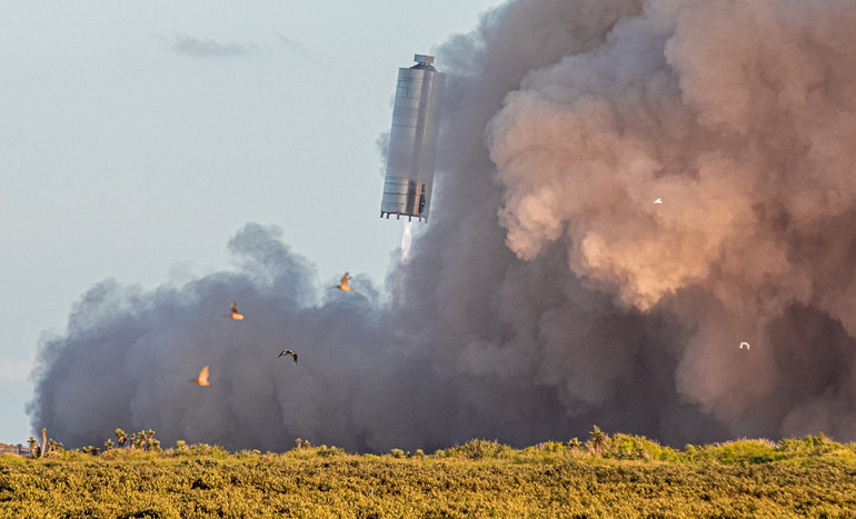 Nguyên mẫu tàu vũ trụ Starship SN5 tự nâng mình lên không trung. Ảnh: Elon Musk qua Twitter. SpaceX phóng thử thành công nguyên mẫu Starship đưa người lên sao Hỏa -0