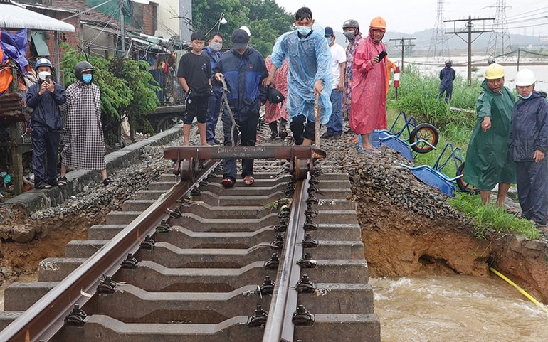 Khắc phục sự cố xói lở nền đường sắt tại địa phận huyện Bình Sơn (Quảng Ngãi). Ảnh: HIỂN CỪ Tập trung giúp dân khắc phục hậu quả mưa, lũ -0
