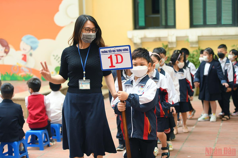 Cô trò khối 1 Trường tiểu học Trưng Vương, quận Hoàn Kiếm dắt tay nhau vào lớp. (Ảnh: THÀNH ĐẠT) “Ngày đầu tiên” đến trường của học sinh lớp 1 tại Hà Nội -0