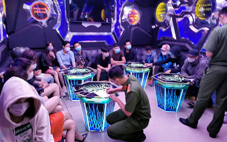 Bất chấp lệnh cấm, hơn 40 người tụ tập hát karaoke giữa mùa dịch -0