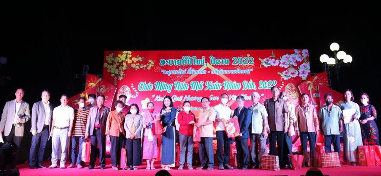 Đêm đầm ấm tình nghĩa kiều bào tại Lào -0