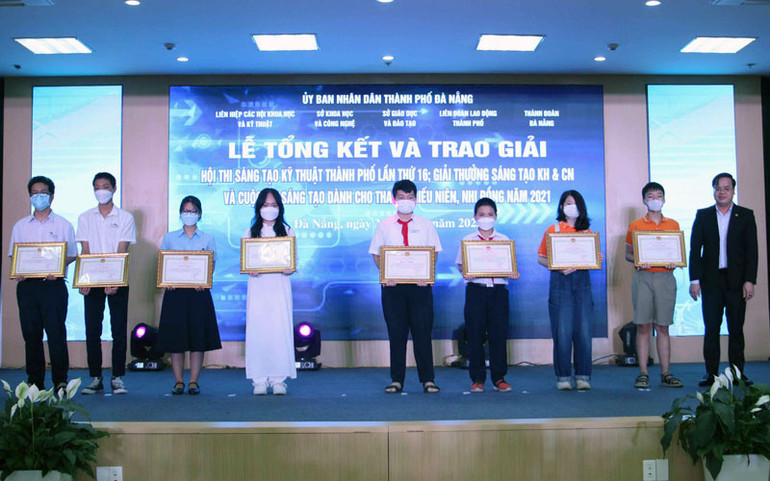 Tặng Bằng khen cho học sinh đạt giải tại Cuộc thi sáng tạo dành cho thanh thiếu niên, nhi đồng toàn quốc năm 2021. Phần mềm Cảng điện tử và cổng container thông minh đạt giải Nhất sáng tạo kỹ thuật -0