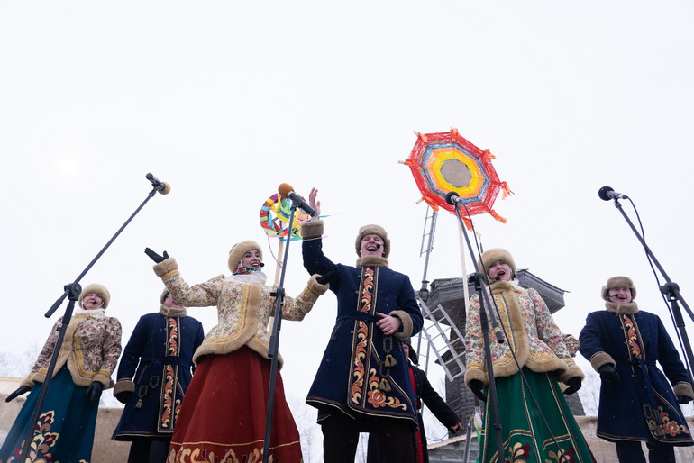 Người Nga tưng bừng tiễn mùa đông -0