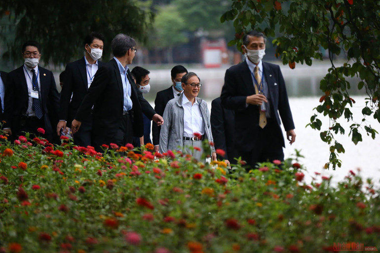 Thủ tướng Nhật Bản đi dạo Hồ Gươm sáng sớm -0