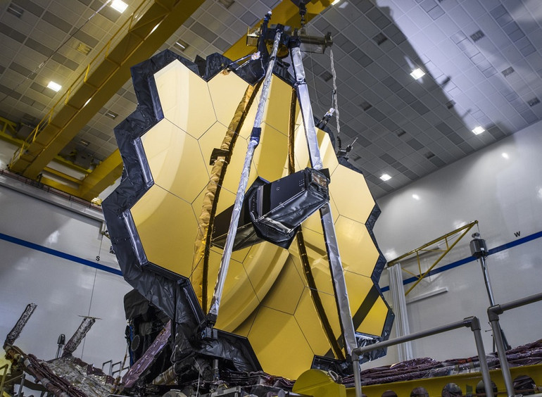 NASA mở các tấm gương của Kính viễn vọng Không gian James Webb trong một lần thử nghiệm. Ảnh: NASA. Những cột mốc chinh phục vũ trụ trong năm 2021 -0