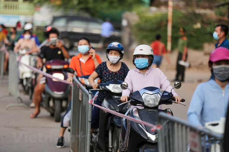 Người dân Thủ đô xếp hàng dùng thẻ để đi chợ thời Covid-19 -0