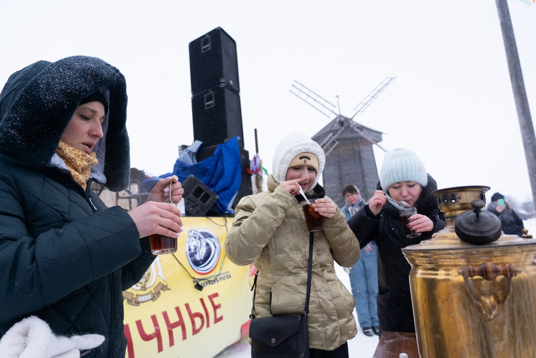 Người Nga tưng bừng tiễn mùa đông -0