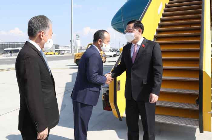 Chuyên cơ chở Chủ tịch Quốc hội Vương Đình Huệ và Đoàn Đại biểu cấp cao Quốc hội Việt Nam hạ cạnh xuống sân bay quốc tế Schwechat, Thủ đô Vienna (Cộng hòa Áo). Chủ tịch Quốc hội Vương Đình Huệ đến Thủ đô Vienne, Cộng hòa Áo -0