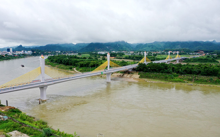Cầu Tình Húc bắc qua sông Lô, công trình chào mừng Ðại hội Ðảng bộ tỉnh lần thứ 17 đang hoàn thiện. Tuyên Quang đưa nhanh Nghị quyết đại hội Ðảng vào cuộc sống (đời sống – xã hội) -0
