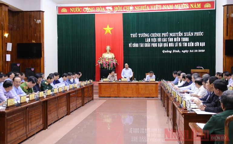 Thủ tướng Nguyễn Xuân Phúc làm việc với các tỉnh miền trung về công tác khắc phục hậu quả mưa lũ -0