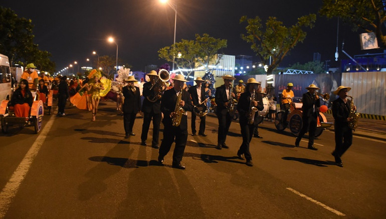 Sôi động chương trình Vũ hội đường phố Đà Nẵng chào năm mới 2021 -0