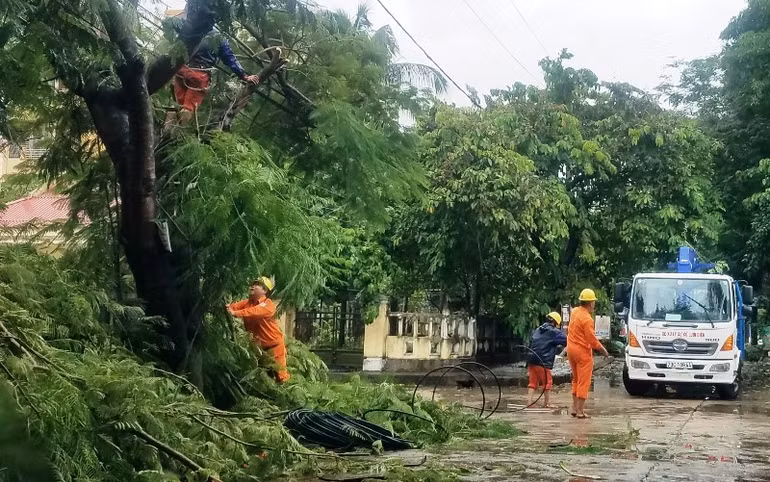 Đã có một người chết,&nbsp;hàng chục người bị thương do bão số 5 -0