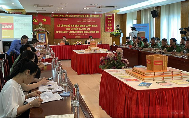 Quang cảnh buổi lễ. Công bố cuốn sách về công tác kiểm tra, giám sát và thi hành kỷ luật Đảng trong Công an nhân dân -0