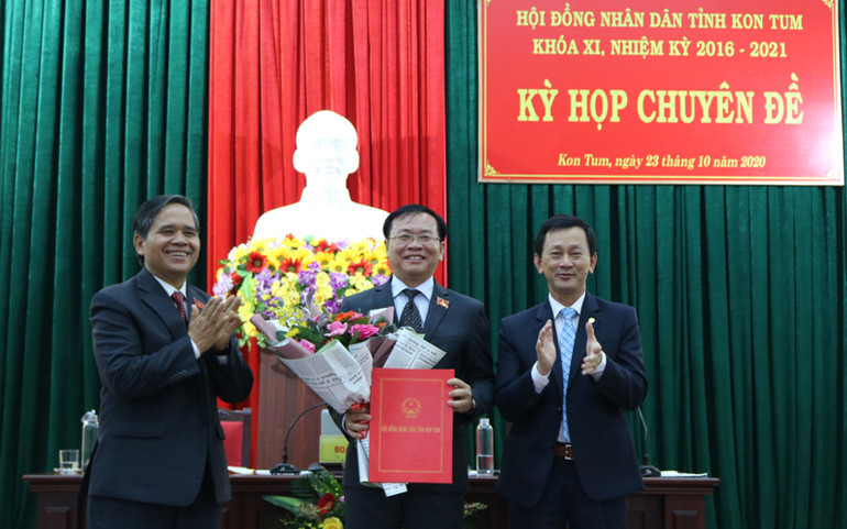 Đồng chí Dương Văn Trang, Ủy viên T.Ư Đảng, Bí thư Tỉnh ủy và đồng chí Kring Ba, Phó Chủ tịch Thường trực HĐND tỉnh Kon Tum trao quyết định, tặng hoa chúc mừng đồng chí Nguyễn Văn Hòa. Đồng chí Lê Ngọc Tuấn được bầu giữ chức Chủ tịch UBND tỉnh Kon Tum -0