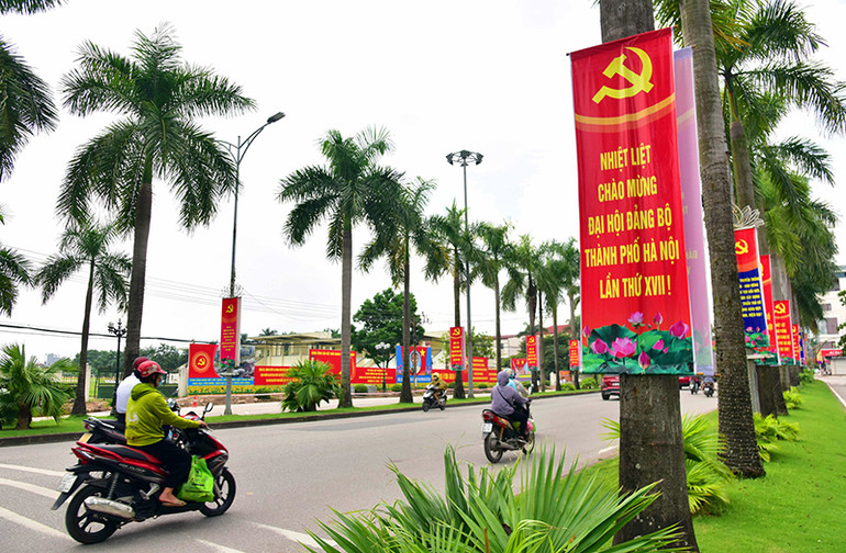 Đường phố Hà Nội rực rỡ cờ hoa chào mừng các sự kiện lớn -0