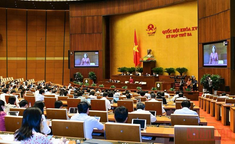 Thống đốc Ngân hàng Nhà nước Nguyễn Thị Hồng trả lời chất vấn của đại biểu Quốc hội sáng 9/6. (Ảnh: KHOA NGUYÊN) Chủ tịch Quốc hội: Nhiều ý kiến chất vấn tâm huyết, trách nhiệm, đi thẳng vào vấn đề -0