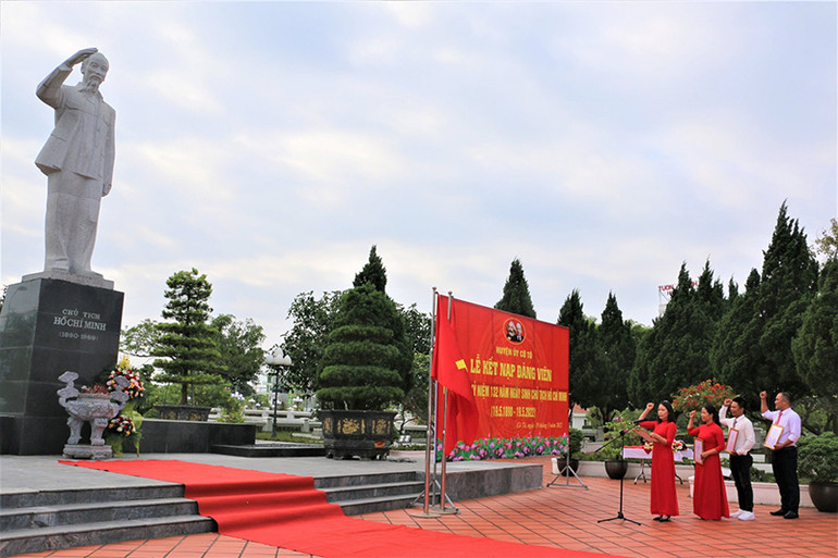 Các đảng viên mới xin thề dưới tượng Bác Hồ và lá cờ Tổ quốc. Huyện đảo Cô Tô báo công dâng Bác -0