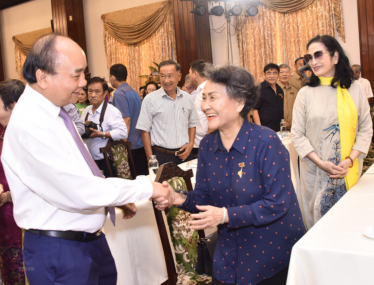 Chủ tịch nước Nguyễn Xuân Phúc giao lưu cùng các đại biểu tại buổi họp mặt. (Ảnh: TTXVN) Chủ tịch nước Nguyễn Xuân Phúc dự họp mặt các thế hệ học sinh miền nam trên đất bắc -0
