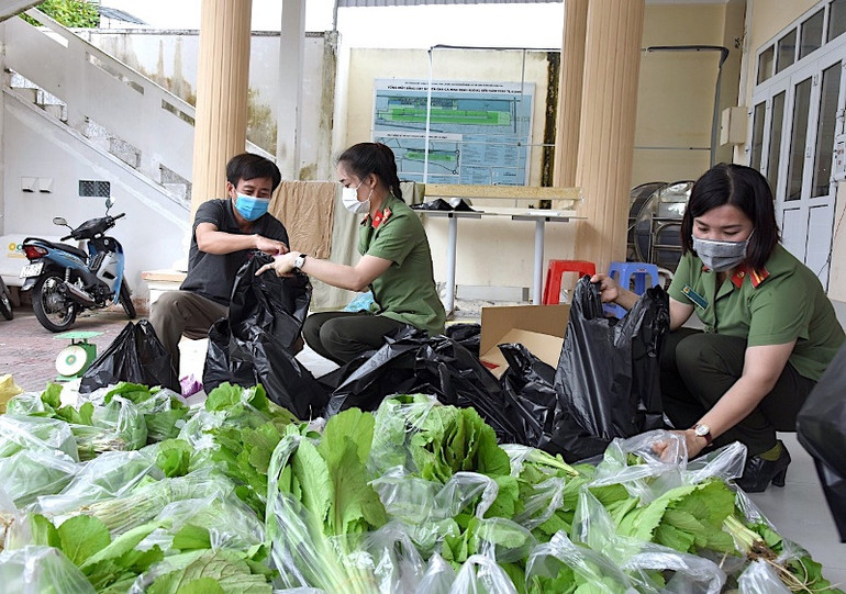 Công an Cà Mau vận động, quyên góp rau xanh, thực phẩm tặng người dân gặp khó khăn trong đại dịch. Công an Cà Mau hỗ trợ dân lúc ốm đau, bệnh tật -0