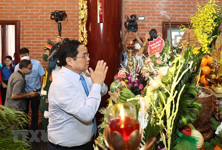 Thủ tướng Phạm Minh Chính dâng hương tưởng niệm Chủ tịch Hồ Chí Minh. (Ảnh: Dương Giang/TTXVN) Thủ tướng dự Lễ kỷ niệm 60 năm Bác Hồ về thăm huyện Tiền Hải -3