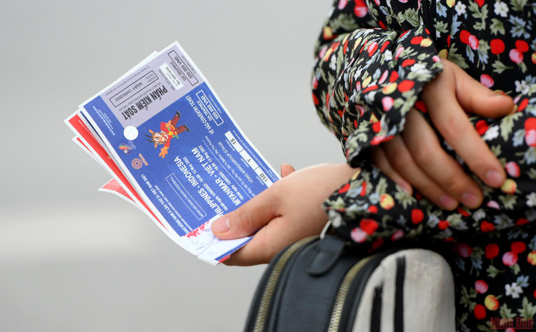 Vé “chợ đen” hạ nhiệt, cổ động viên tiếp tục nhuộm đỏ chảo lửa Việt Trì -0