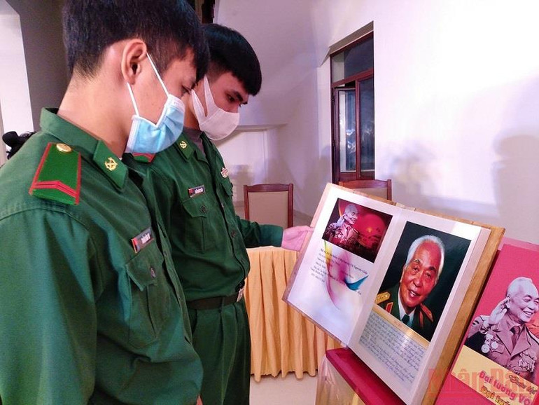 Đoàn viên thanh niên lực lượng vũ trang Quảng Bình tìm hiểu sách, báo viết về Đại tướng Võ Nguyên Giáp. Trao giải cuộc thi “Võ Nguyên Giáp- Đại tướng của nhân dân” -0