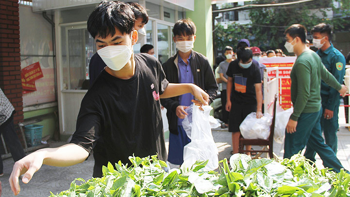“Chợ 0 đồng” cho sinh viên -0