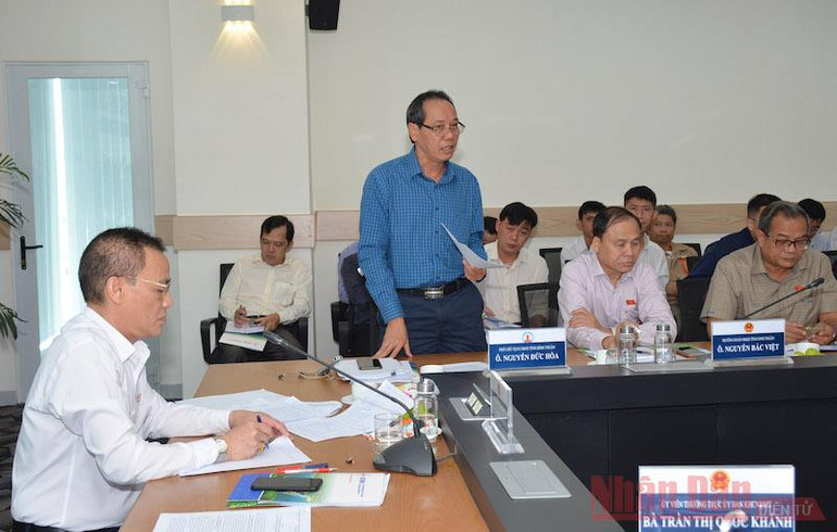 Phó Chủ tịch UBND tỉnh Bình Thuận Nguyễn Đức Hòa phát biểu nêu lên một số kiến nghị của tỉnh về tiêu thụ tro xỉ và di dời dân khu vực gần Trung tâm Điện lực Vĩnh Tân với Đoàn công tác. nhiet_dien_vinh_tan_3-1615991123264.jpg