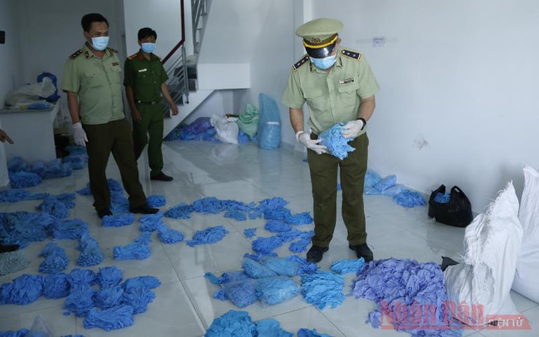Phát hiện cơ sở tái chế số lượng lớn găng tay và đồ bảo hộ y tế đã qua sử dụng -0