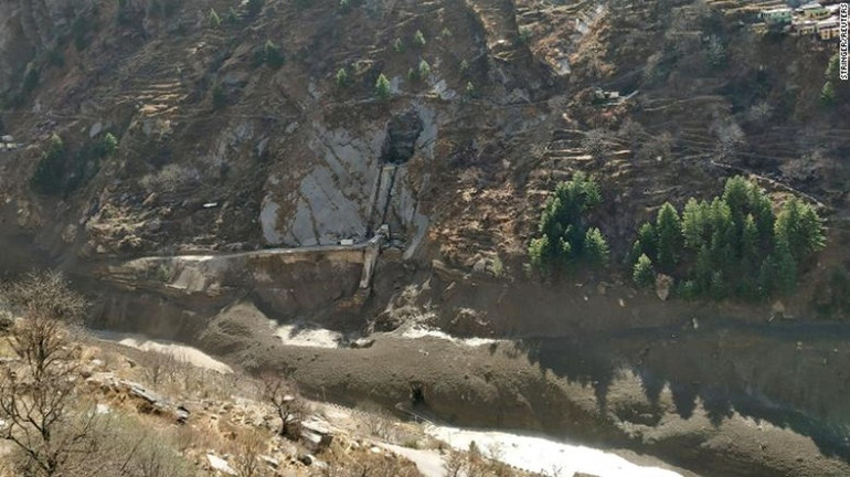 Con đập tại làng Raini Chak Lata, bang Uttarakhand, bị vỡ. (Ảnh: Reuters) Ấn Độ tìm 125 người mất tích sau khi vỡ sông băng trên dãy Himalaya -0