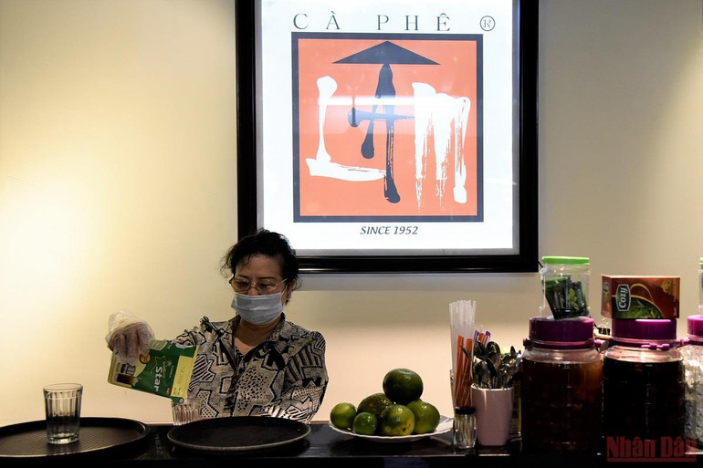 Người dân Hà Nội đi ăn sáng tại quán quen sau giãn cách -0