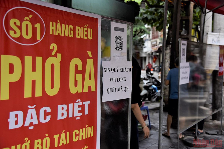 Người dân Hà Nội đi ăn sáng tại quán quen sau giãn cách -0