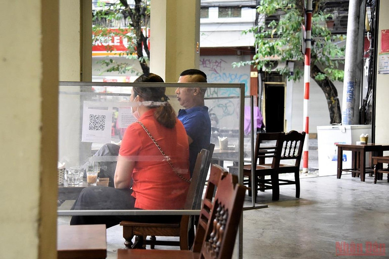 Người dân Hà Nội đi ăn sáng tại quán quen sau giãn cách -0