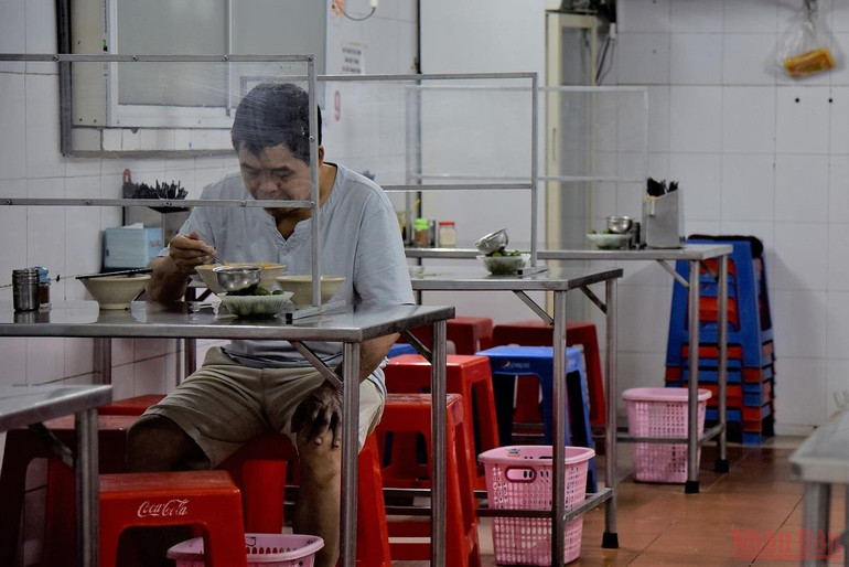 Người dân Hà Nội đi ăn sáng tại quán quen sau giãn cách -0
