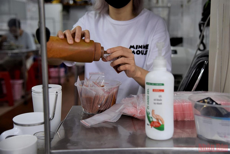 Người dân Hà Nội đi ăn sáng tại quán quen sau giãn cách -0