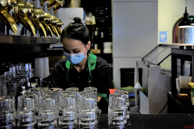 Người dân Hà Nội đi ăn sáng tại quán quen sau giãn cách -0