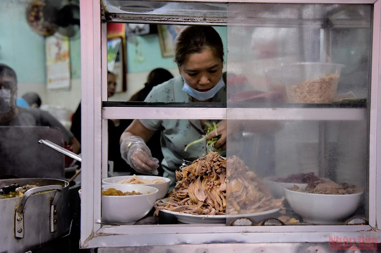 Người dân Hà Nội đi ăn sáng tại quán quen sau giãn cách -0