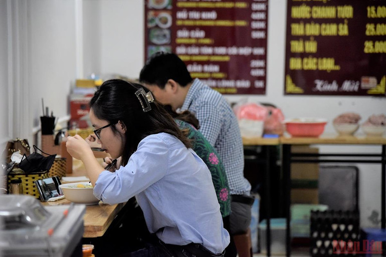Người dân Hà Nội đi ăn sáng tại quán quen sau giãn cách -0