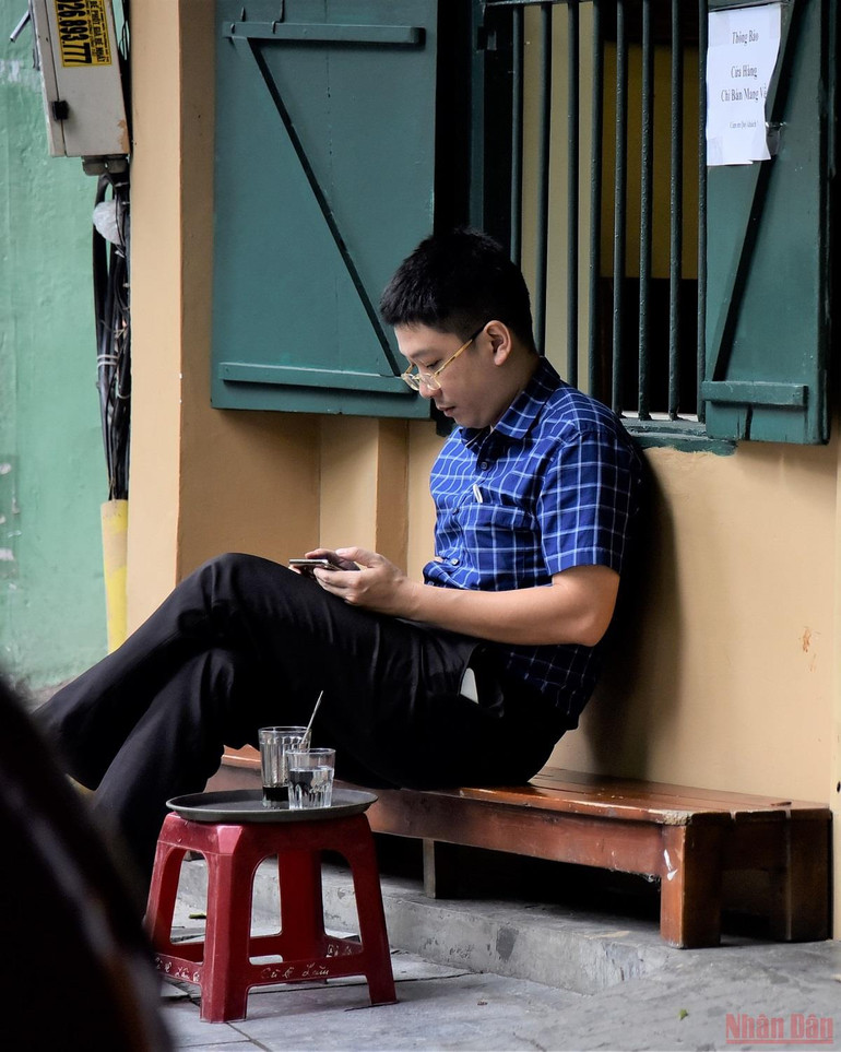 Người dân Hà Nội đi ăn sáng tại quán quen sau giãn cách -0